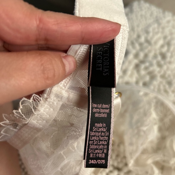 Victoria's Secret Lace Bra in Cream - Picture 10 of 12